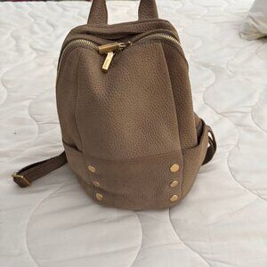 Hunter | Grey Natural/Brushed Gold | Med Backpack